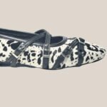 Ballerina Mutisia pelo de vaca blanco y negro con doble hebilla