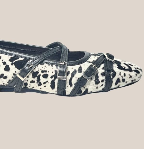 ballerina-mutisia-pelo-vaca-blanco-negro-doble-hebilla-detalle Ballerina Mutisia pelo de vaca blanco y negro con doble hebilla