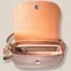 bandolera-alheli-cuero-camel-interior-bolsillo-forrado Interior Bandolera Alhelí camel con bolsillo con cierre y forro rosa Rose Blanche