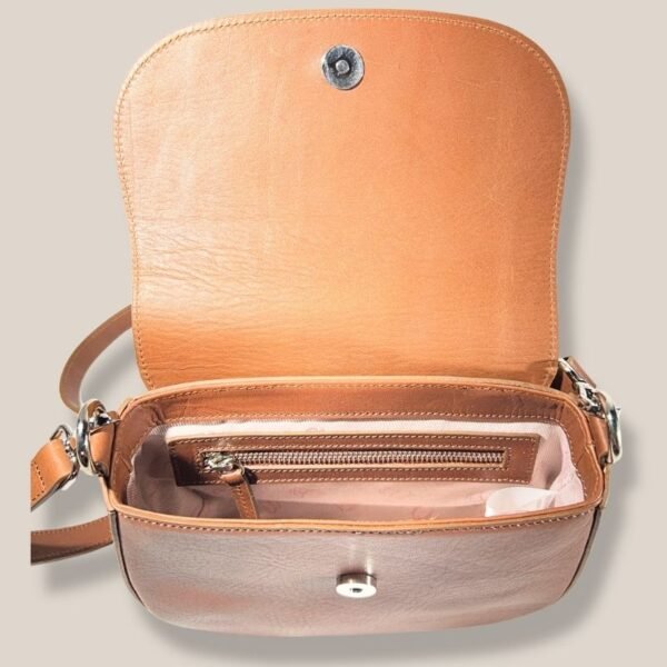 bandolera-alheli-cuero-camel-interior-bolsillo-forrado Interior Bandolera Alhelí camel con bolsillo con cierre y forro rosa Rose Blanche