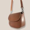 bandolera-alheli-cuero-camel-rose-blanche-lateral Bandolera Alhelí cuero camel con correa regulable, vista lateral, Rose Blanche
