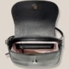 bandolera-alheli-cuero-negro-pelo-vaca-interior-bolsillo-forrado Interior Bandolera Alhelí Rose Blanche con bolsillo con cierre y forro rosa
