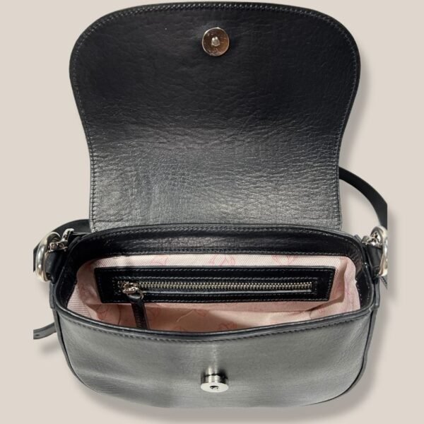 bandolera-alheli-cuero-negro-pelo-vaca-interior-bolsillo-forrado Interior Bandolera Alhelí Rose Blanche con bolsillo con cierre y forro rosa