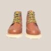 Borcego Rose cuero vacuno marrón con cordones amarillos, vista frontal