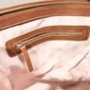 Interior Cartera Tote Lirio marrón Rose Blanche con bolsillo con cierre y forro rosa