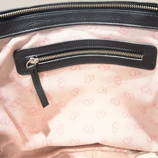 Interior Cartera Tote Lirio negro Rose Blanche con bolsillo y forro rosa estampado