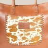 Detalle panel pelo de vaca Cartera Tote Lirio camel Rose Blanche Patagonia