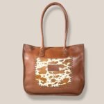 Cartera Tote Lirio cuero camel con panel pelo de vaca manchas, Rose Blanche