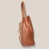 Cartera Tote Lirio camel y pelo de vaca marrón, vista lateral, Rose Blanche