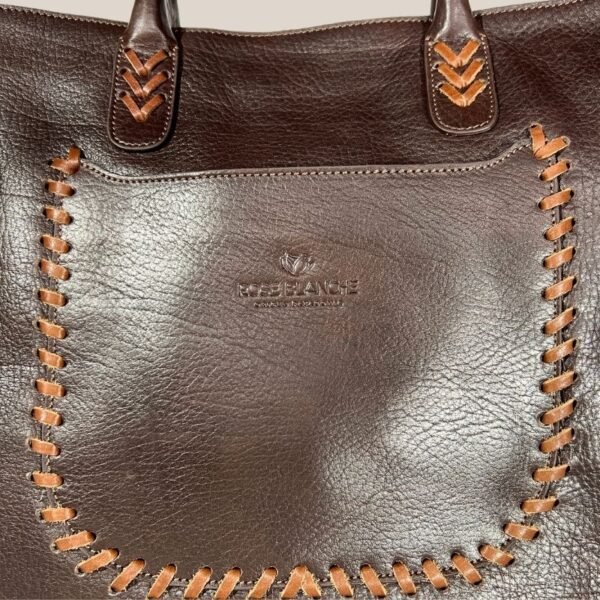 Detalle costura artesanal Cartera Tote Lirio chocolate Rose Blanche