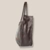 Cartera Tote Lirio cuero chocolate vista lateral, Rose Blanche Patagonia