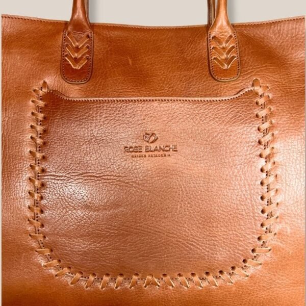 Detalle costura y marca Cartera Tote Lirio marrón Rose Blanche