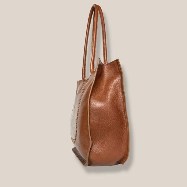 Cartera Tote Lirio cuero marrón vista lateral, Rose Blanche Patagonia