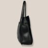 Cartera Tote Lirio cuero negro vista lateral, Rose Blanche Patagonia