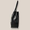 Cartera Tote Lirio negro pelo de vaca blanco y negro, vista lateral