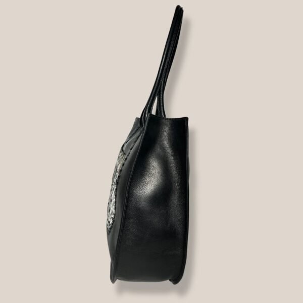 Cartera Tote Lirio negro pelo de vaca blanco y negro, vista lateral
