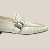 mocasin-cala-cuero-blanco-tachitas-argolla-artesanal-patagonia-detalle Detalle Mocasín Cala cuero blanco con argolla y tachitas plateadas Rose Blanche