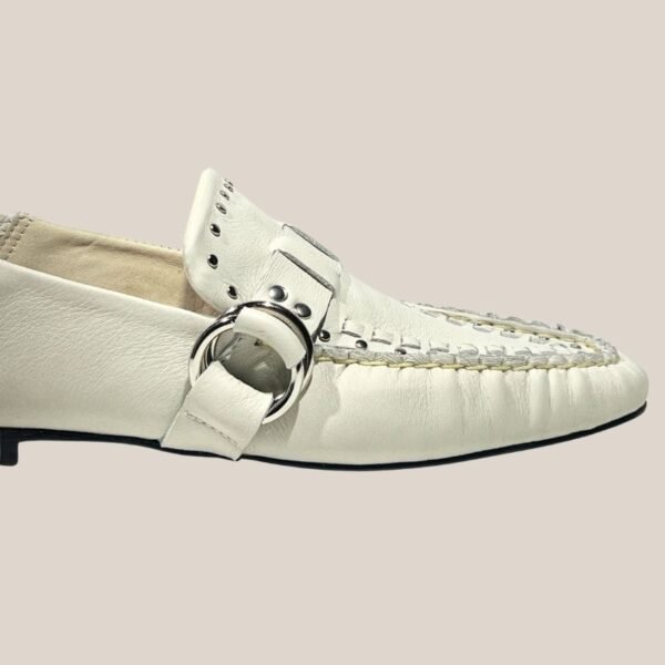 mocasin-cala-cuero-blanco-tachitas-argolla-artesanal-patagonia-detalle Detalle Mocasín Cala cuero blanco con argolla y tachitas plateadas Rose Blanche