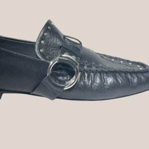 Detalle Mocasín Cala cuero negro con argolla y costura artesanal Rose Blanche