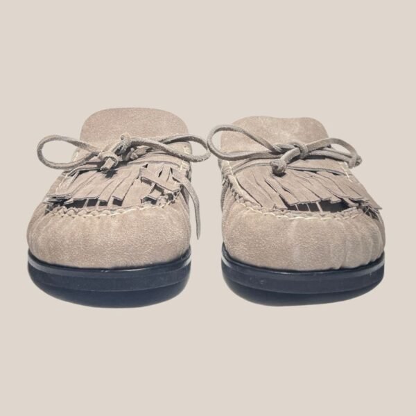 Slipper Malva gamuza arena con flecos, vista frontal, Rose Blanche