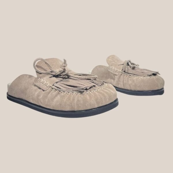 Slipper Malva gamuza arena con flecos artesanal, par, Rose Blanche Patagonia