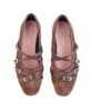 ballerina-mutisia-gamuza-chocolate-tiras-cuero-superior-rose-blanche.jpg Ballerina Mutisia gamuza chocolate con tiras de cuero y hebillas plateadas, vista superior – Rose Blanche Patagonia