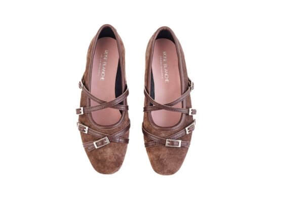 ballerina-mutisia-gamuza-chocolate-tiras-cuero-superior-rose-blanche.jpg Ballerina Mutisia gamuza chocolate con tiras de cuero y hebillas plateadas, vista superior – Rose Blanche Patagonia