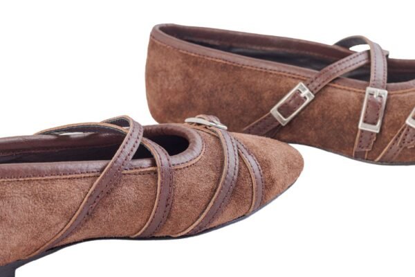 ballerina-mutisia-gamuza-chocolate-tiras-cuero-trasera-frontal-rose-blanche.jpg Ballerina Mutisia gamuza chocolate, vista trasera y frontal con hebillas plateadas – Rose Blanche Patagonia