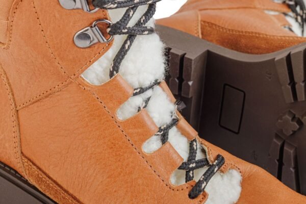 borcego-cleo-cuero-camel-gamuza-borrego-detalle-lengüeta-rose-blanche.jpg Detalle lengüeta con borrego y logo Rose Blanche estampado – Borcego Cleo cuero camel artesanal