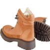 borcego-cleo-cuero-camel-gamuza-borrego-trasera-suela-rose-blanche.jpg Borcego Cleo artesanal, vista trasera y suela – cuero camel con gamuza Rose Blanche Patagonia