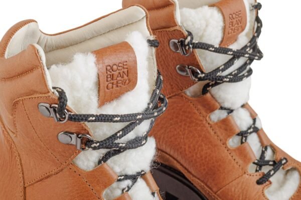 borcego-cleo-cuero-camel-gamuza-borrego-detalle-cordones-suela-rose-blanche.jpg Detalle cordones trenzados y suela dentada del Borcego Cleo cuero camel – Rose Blanche Patagonia