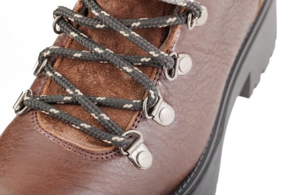 borcego-lice-cuero-breach-chocolate-gamuza-chocolate-detalle-herrajes-suela-rose-blanche.jpg Detalle herrajes plateados y suela dentada del Borcego Lice cuero Breach chocolate – Rose Blanche
