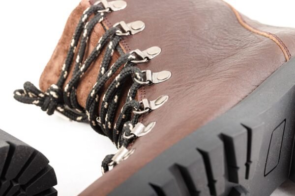 borcego-lice-cuero-breach-chocolate-gamuza-chocolate-detalle-cordones-rose-blanche.jpgborcego-lice-cuero-breach-chocolate-gamuza-chocolate-detalle-suela-cordones-rose-blanche.jpg Detalle cordones trenzados y suela de goma – Borcego Lice cuero Breach chocolate Rose Blanche Patagonia