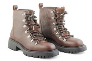 Detalle cordones trenzados y herrajes plateados – Borcego Lice cuero Breach chocolate Rose Blanche Patagonia
