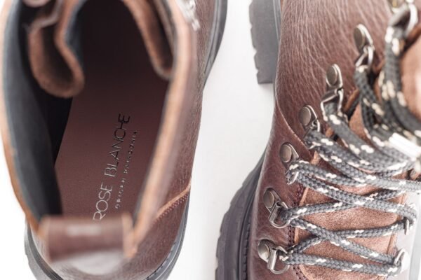borcego-lice-cuero-breach-chocolate-gamuza-chocolate-detalle-interior-plantilla-rose-blanche.jpg Detalle interior y plantilla con logo Rose Blanche Origen Patagonia – Borcego Lice cuero chocolate