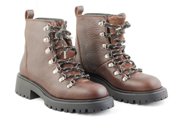 borcego-lice-cuero-breach-chocolate-gamuza-chocolate-detalle-cordones-rose-blanche.jpg Detalle cordones trenzados y herrajes plateados – Borcego Lice cuero Breach chocolate Rose Blanche Patagonia