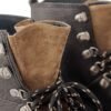 borcego-lice-cuero-breach-negro-gamuza-greige-detalle-lengüeta-logo-rose-blanche.jpg Detalle lengüeta integrada en gamuza greige con logo Rose Blanche – Borcego Lice cuero negro artesanal