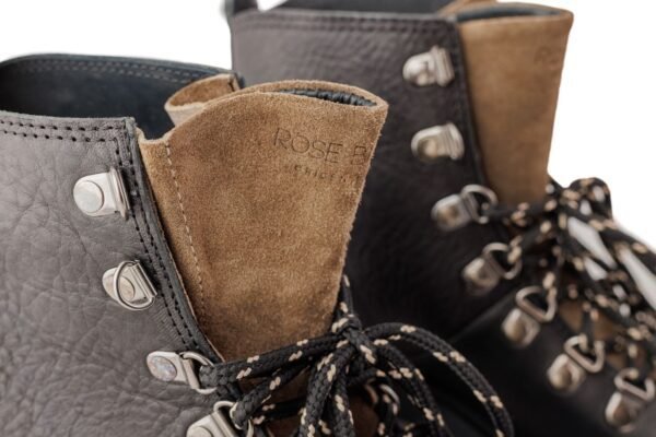borcego-lice-cuero-breach-negro-gamuza-greige-detalle-lengüeta-logo-rose-blanche.jpg Detalle lengüeta integrada en gamuza greige con logo Rose Blanche – Borcego Lice cuero negro artesanal