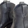 Bota Aster cuero Breach negro con costura western en relieve, vista tres cuartos – Rose Blanche