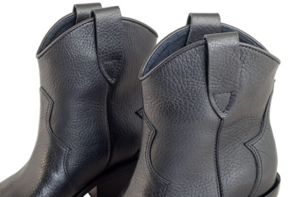 Bota Aster cuero Breach negro con costura western en relieve, vista tres cuartos – Rose Blanche