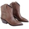 Bota Aster cuero Breach chocolate con costura western tonal, vista tres cuartos – Rose Blanche Patagonia