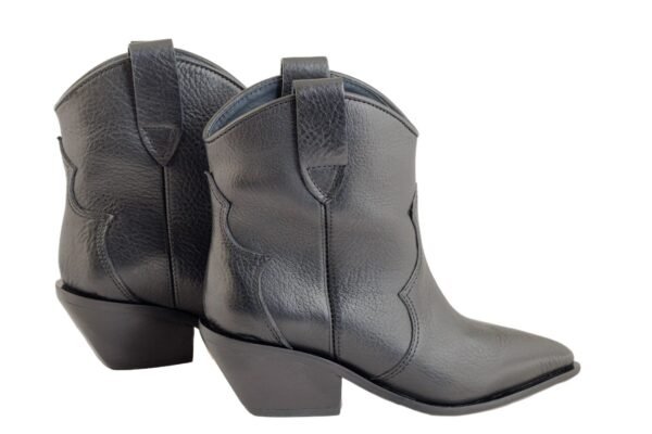 Detalle trasero con costura western tonal – Bota Aster cuero Breach negro Rose Blanche Patagonia