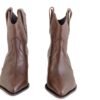 Bota Aster cuero Breach chocolate con costura western en relieve, vista frontal – Rose Blanche Patagonia