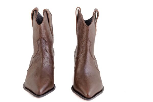 Bota Aster cuero Breach chocolate con costura western en relieve, vista frontal – Rose Blanche Patagonia