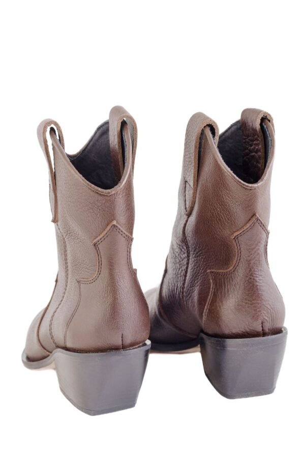 Bota Aster western cuero Breach chocolate, vista trasera con taco de madera – Rose Blanche Patagonia