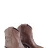 Bota Aster cuero Breach chocolate, vista lateral con costura western y taco madera – Rose Blanche