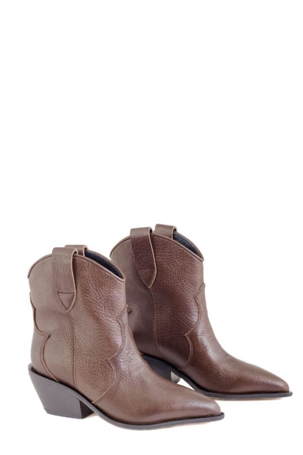 Bota Aster cuero Breach chocolate, vista lateral con costura western y taco madera – Rose Blanche
