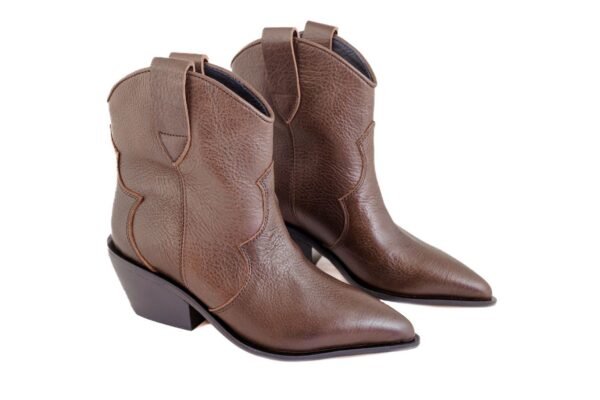 Bota Aster cuero Breach chocolate con costura western tonal, vista tres cuartos – Rose Blanche Patagonia