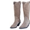 bota-juliette-gamuza-greige-texana-tres-cuartos-rose-blanche.jpg Bota Juliette texana en gamuza greige con caña abuchonada, vista tres cuartos – Rose Blanche Patagonia