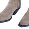 bota-juliette-gamuza-greige-texana-detalle-puntera-suela-rose-blanche.jpg Detalle puntera cuadrada y suela negra – Bota Juliette texana gamuza greige Rose Blanche